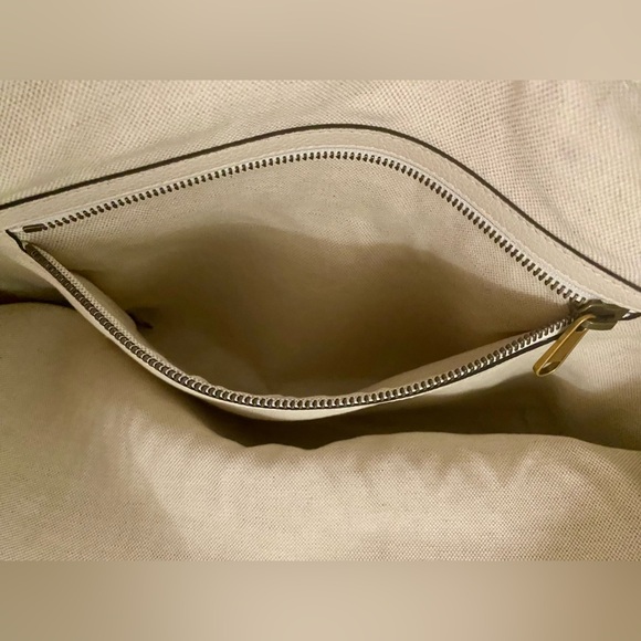 GUCCI LOGO PRINT MESSENGER BAG - Picture 10 of 14